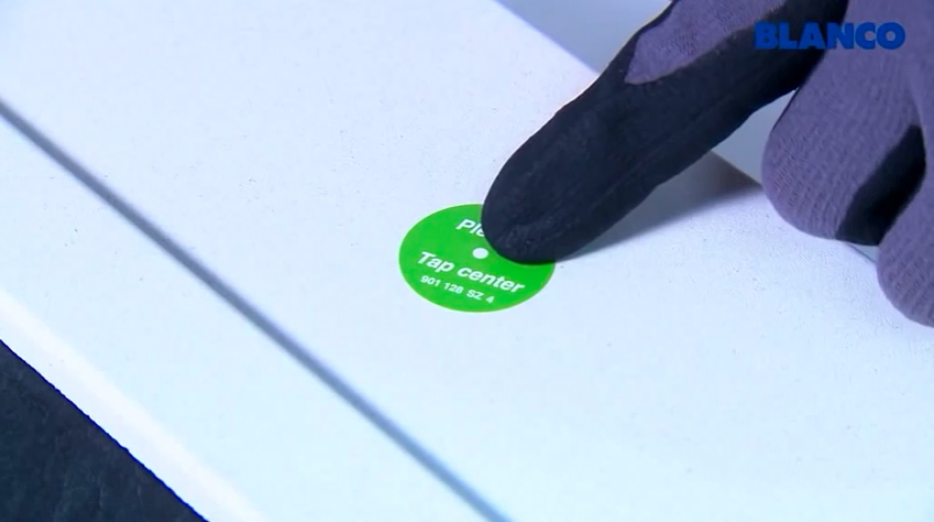 Naznačenie miesta pre otvor na granitovom dreze nálepkou