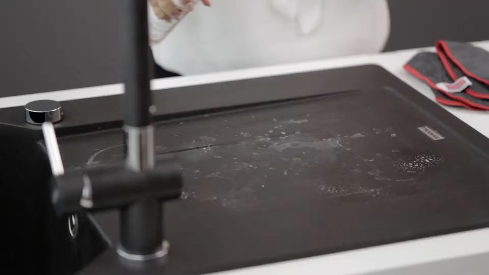Odstraňovanie vodného kameňa a škvŕn z Fragranite drezu